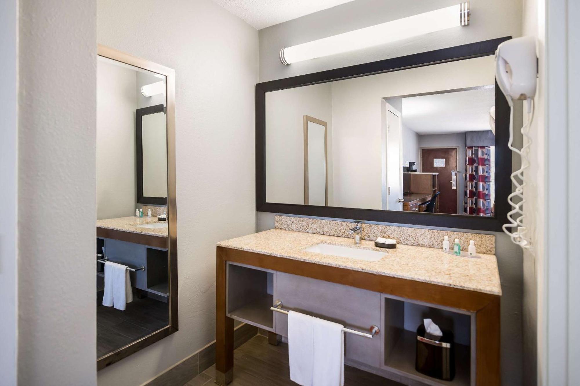 Quality Inn Near Parc Натчиточес Экстерьер фото